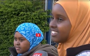 Die beiden Mädchen wollen auch in der Schweiz ihre Kopftücher nicht absetzen. (Foto: Eigener Screenshot SRF 10vor10)