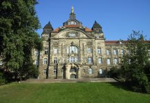 Gegen „Gesinnnungsunterricht“ – AfD will Sachsen-Wahl gewinnen Die sächsiche Staatskanzlei in Dresden. Zieht hier im September die AfD ein? Foto: DrTorstenHenning / Wikimedia Commons (gemeinfrei)