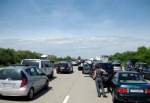 Der Himmel blau – Alle im Stau. Vielen Eltern reicht das als Grund, die Ferien eigenmächtig zu verlängern. Foto: Kunstee/flickr (CC BY 2.0) (bearbeitet)