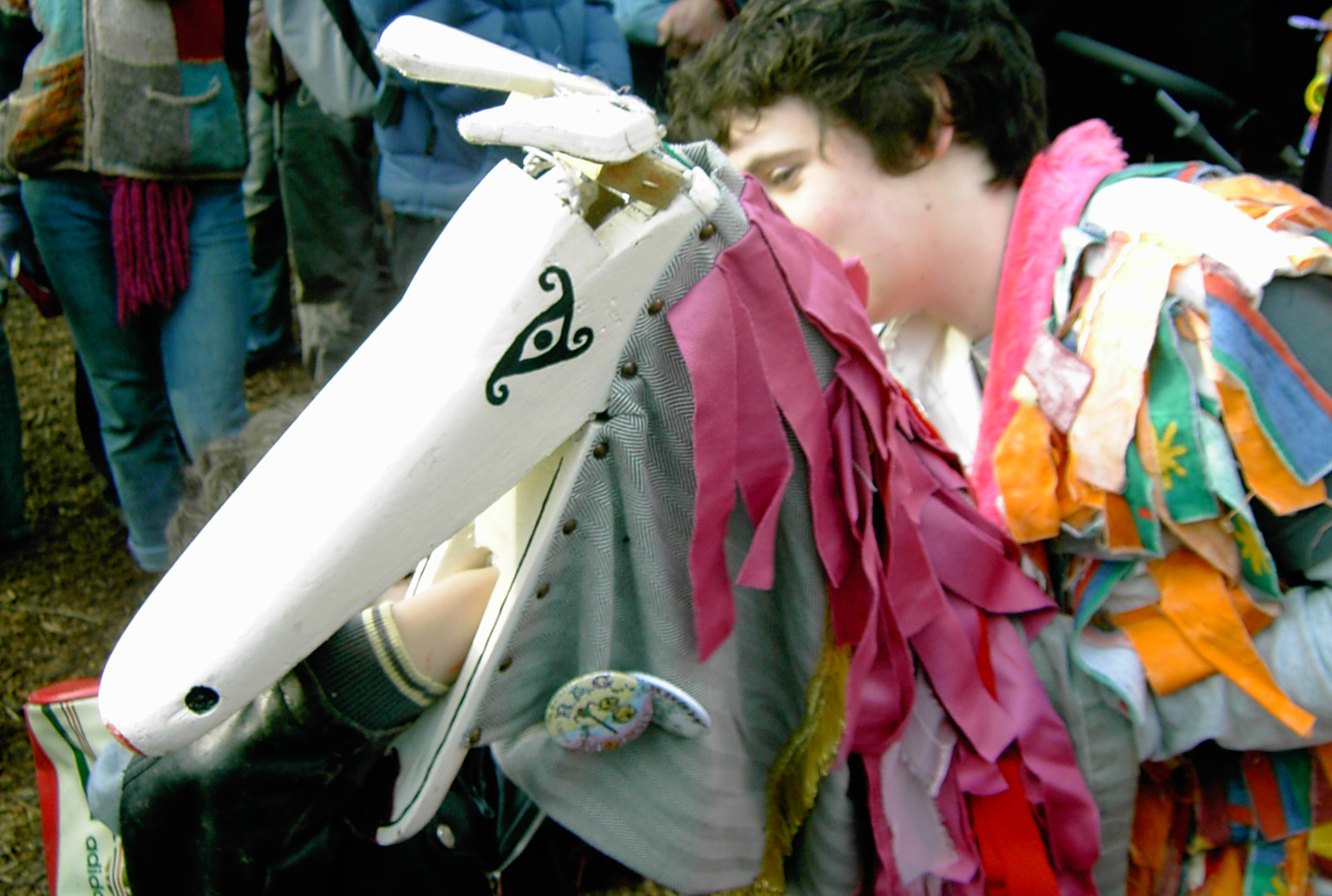 verkleideter Junge auf einem Steckenpferd