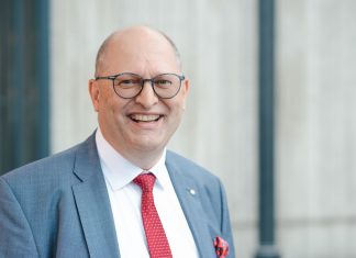Sollen Lehrkräfte Schüler bei massiven Unterrichtsstörungen körperlich stoppen dürfen? Dänemark plant das, Deutscher Lehrerverband widerspricht