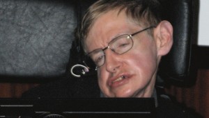 Dem schwerkranken Physiker Stephen Hawking, hier auf einem Kongress 2006, fällt es zunehmend schwerer, mit seiner Umwelt zu kommunizieren. Foto: ²°¹°°  / Wikimedia Commons