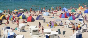 Strandszene - Sind die Strände in den deutschen Ferienregionen bald länger bevölkert? (Strand in Westerland) Foto: Lars Goldenbogen / Wikimedia Commons (CC-BY-SA-2.0)