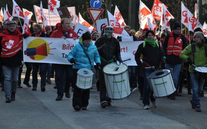 GEW-Mitglieder trommelten in Düsseldorf für ihre Forderungen im Tarifstreit. Foto: GEW NRW