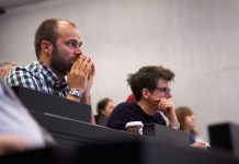 Exzellent forschen, besser studieren? Studenten sind skeptisch Im studentischen Alltag bleibt auf die Exzellenz ein ferner Blick, befürchten Studentenvertreter. Foto: Universität Salzburg (NaWi-AV-Studio) / flickr (CC BY 2.0)
