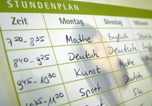 Mehr Deutsch soll in den Stundenplan der Grundschule. Aber auf Kosten von Englisch? Foto: Claudia Hautumm / pixelio.de