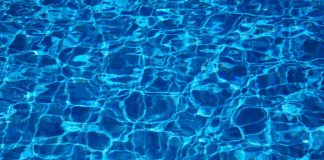 Schulschwänzer entspannt lieber mit Mama am heimischen Pool – bis die Polizei anrückt