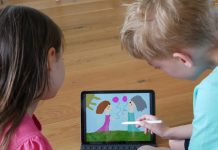 Lehramts-Studierende sehen digitale Medien in der Grundschule kritischer als ihre Dozenten Zwei KInder betrachten Ein Bild auf einem tablet.