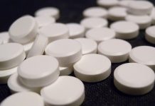 Schüler stehen unter Druck! Schnellste Lösung: Schmerztabletten