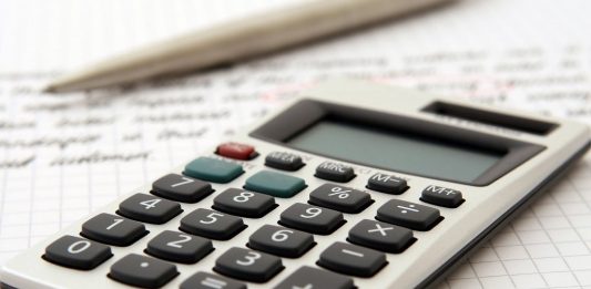 Die Abkehr vom Turbo-Abi bringt Kosten mit sich. Foto: Meditations / pixabay (CC0)