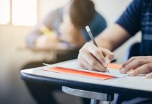 Schüler schreiben eine Klausur.