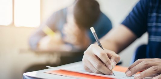 Schüler schreiben eine Klausur.