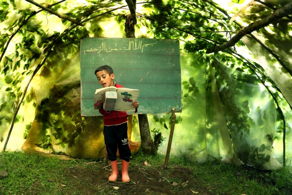 Im Schulbus zur Schule oder im SUV der Mutter? So etwas kennen die Kinder in den iranischen Talesch-Bergen nicht einmal vom Hörensagen. Hier, in der Provinz Gilan, kraxeln sie oft auf abenteuerlichen Pfaden und täglich über Stunden zu winzigen Schulen, deren Klassenzimmer so klein sind wie Hühnerställe, so niedrig wie Bergwerkstollen oder ganz einfach ein Stück Erde im Wald. Der iranische Fotograf Mohammad Golchin erzählt von Schulen und Lehrern, die kein Kind verlorengeben wollen. Und von Jungen und Mädchen, für die es ein großes Abenteuer ist, Buchstaben und Zahlen zu verstehen. Und die nicht zu den fast 60 Millionen Kindern weltweit gehören, denen nach Schätzung von UNICEF der Schulbesuch gänzlich verweigert ist.