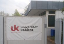 Plakat an einem Gebäudeeingang. Text: "Universität Koblenz - weiter: denken"