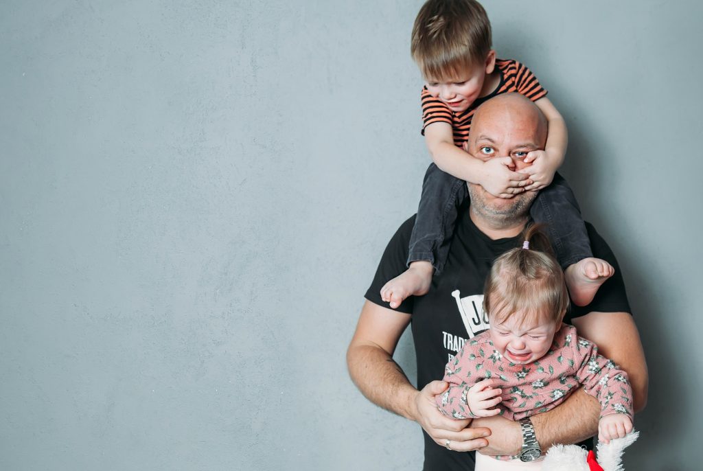 Mann trägt zwei Kinder.