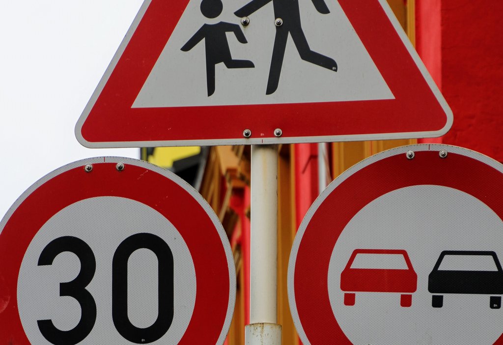 Vor sozialen Einrichtungen sollen Kommunen in Sachsen-Anhalt künftig leichter Tempo-30-Zonen einrichten dürfen. Foto: 3dman_eu / pixabay (CC0 1.0)