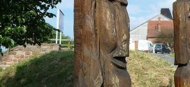Holzfigur am Römerpark Vicus Eisenberg. Foto: Immanuel Giel / Wikimedia Commons (CC BY 3.0)