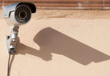 Schutzmaßnahme mit langem Schatten. Empirische Daten belegen die abschreckende Wirkung von Kameras an Schulen nicht. Foto: stux / pixabay (CC0 Creative Commons)