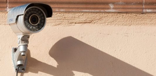 Schutzmaßnahme mit langem Schatten. Empirische Daten belegen die abschreckende Wirkung von Kameras an Schulen nicht. Foto: stux / pixabay (CC0 Creative Commons)