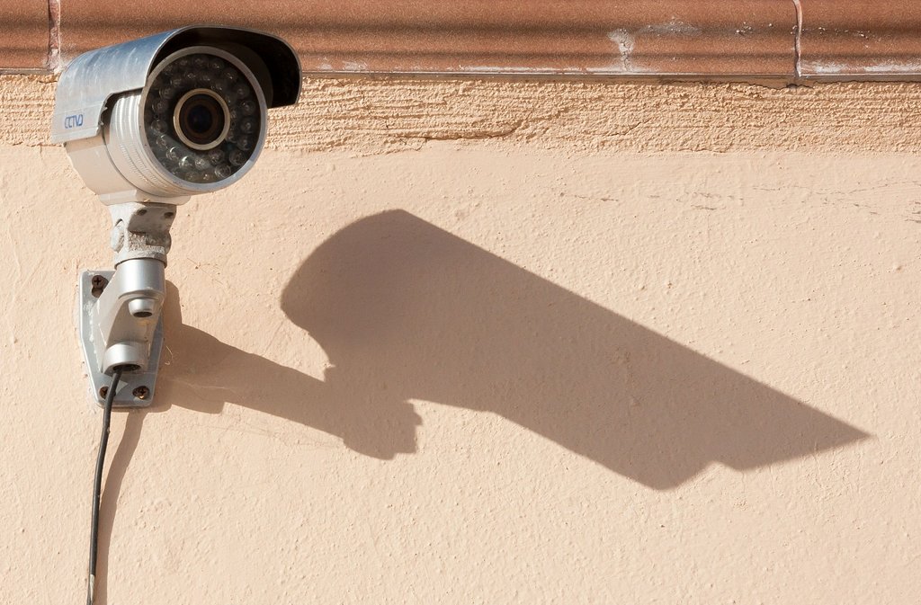 Schutzmaßnahme mit langem Schatten. Empirische Daten belegen die abschreckende Wirkung von Kameras an Schulen nicht. Foto: stux / pixabay (CC0 Creative Commons)