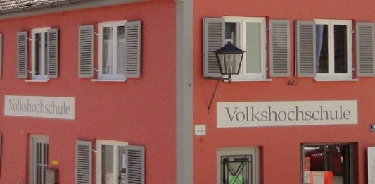 Besonders im ländlichen Raum wird es für Volkshochschulen manchmal schwer, die Kurse voll zu bekommen. Foto: GFHund / Wikimedia Commons (CC BY 3.0)