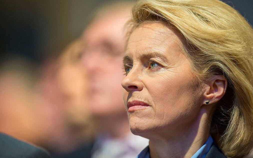 Ihr droht der Entzug ihres Doktortitels - und Schlimmeres: Verteidigungsministerin von der Leyen. Foto: Global Panorama, Mueller, MSC / flickr (CC BY-SA 2.0)