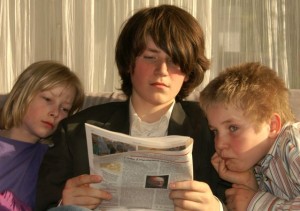 Kurze Texte und Infokästen motivieren Jungen zum Lesen; Foto: S. Hofschlaeger/ pixelio.de