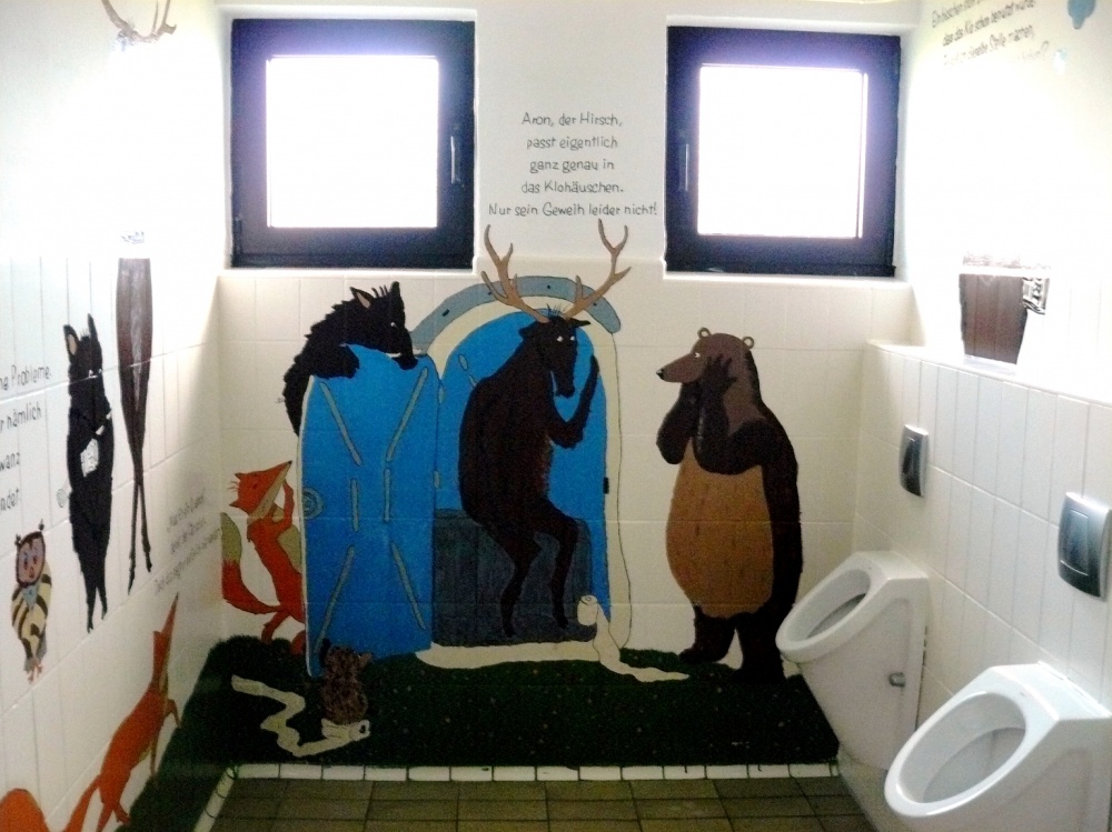 Ganz schön bunt: die Toilette der Grundschule Bottenhorn. Foto: Landkreis Marburg-Biedenkopf