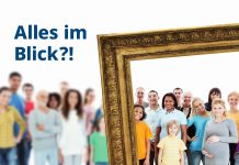 In der unteren Bildhälfte steht eine bunte, diverse Menschengruppe (Erwachsene, Kinder, verschiedene Hautfarbe) vor weißem Hintergrund und lacht in die Kamera. Links ist die Gruppe verschwommen zu sehen. Rechts ist die Menschengruppe durch einen großen antiken goldenen Bilderrahmen klar zu sehen. Links oben im Bild findet sich das Logo der Kampagne, darunter in dunkelblauer Schrift das Motto „Alles im Blick?!“