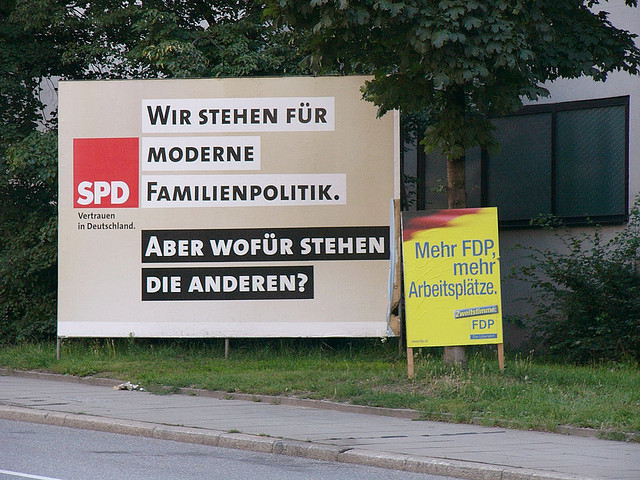 Der Bundestags-Wahlkampf wirft seine Schatten voraus: Plakate von 2005. Foto: quox / flickr (CC BY 2.0)