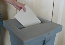 eckige graue Wahlurne