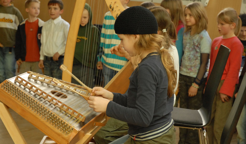 Ein wichtiges Element im Waldorf-Unterricht: die musisch-künstlerische Erziehung. Foto: g.pleger / flickr (CC BY-SA 2.0) 