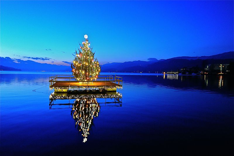 Liebe Leserinnen und Leser – Wir wünschen Ihnen schöne Feiertage Ein schöneres Weihnachtsbaumbild haben wir nicht finden können: Illuminierter Weihnachtsbaum am Wörther See in Österreich. Foto: Johann Jaritz / Wikipedia Commons (CC BY-SA 3.0 AT)