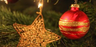 Stern und Weihnachtsbaumkugel