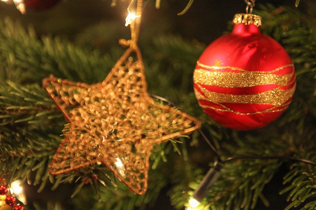 Stern und Weihnachtsbaumkugel