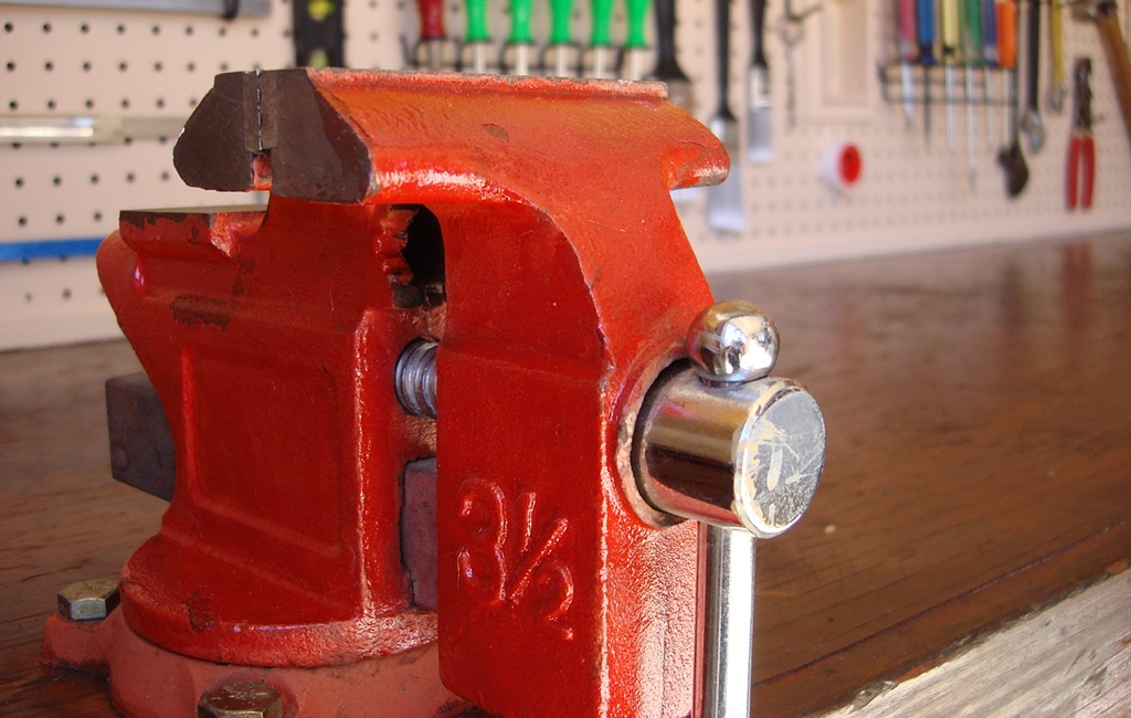 „Volle Hörsäle – leere Werkbänke“, titelt die Bertelsmann-Stiftung. Auch Zuwanderern, Flüchtlingen und Studienabbrechern solle der Zugang zur betrieblichen Ausbildung erleichtert werden. Foto: azboomer / pixabay (CC0 Public Domain)