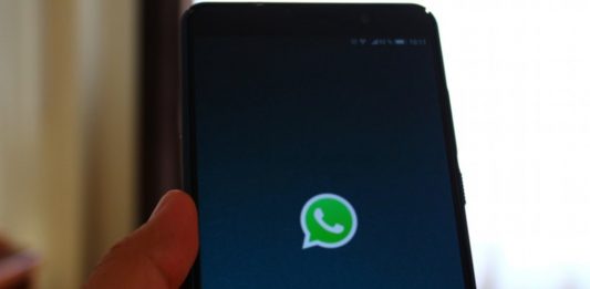 Jederzeit mal eben über WhatsApp mit den Eltern kommunizieren? Das ist in den Bundesländern erstaunlich unterschiedlich geregelt. Foto: alberthbq / Pixabay (CC0 1.0)