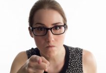 Die Forschungsergebnisse legen nah, dass sich Narzissten Ihrer Umwelt gegenüber als intellektuell überlegen betrachten und in Wut geraten, wenn ihre Umwelt diese Einschätzung nicht teilt. Daraus könnte ein dauerhaftes Wutgefühl entstehen. Foto: PourquoiPas / Pixabay (CC0)