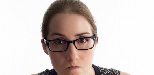 Die Forschungsergebnisse legen nah, dass sich Narzissten Ihrer Umwelt gegenüber als intellektuell überlegen betrachten und in Wut geraten, wenn ihre Umwelt diese Einschätzung nicht teilt. Daraus könnte ein dauerhaftes Wutgefühl entstehen. Foto: PourquoiPas / Pixabay (CC0)