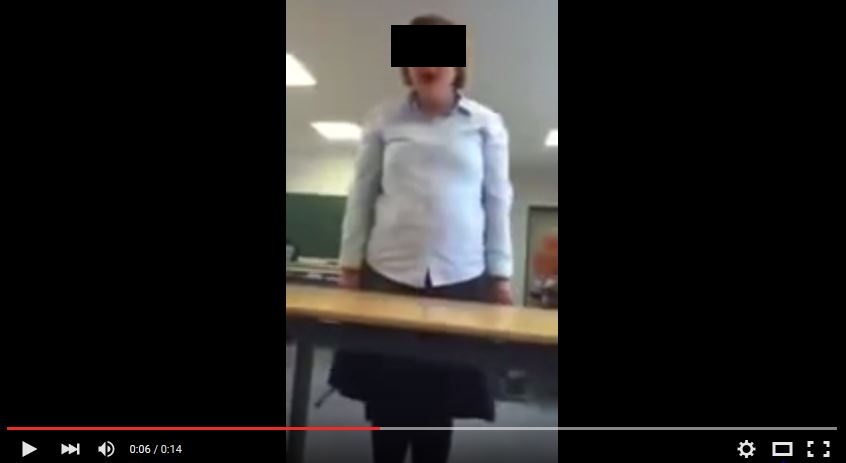 Diese Lehrerin wurde offenbar heimlich im Unterricht gefilmt. Screenshot