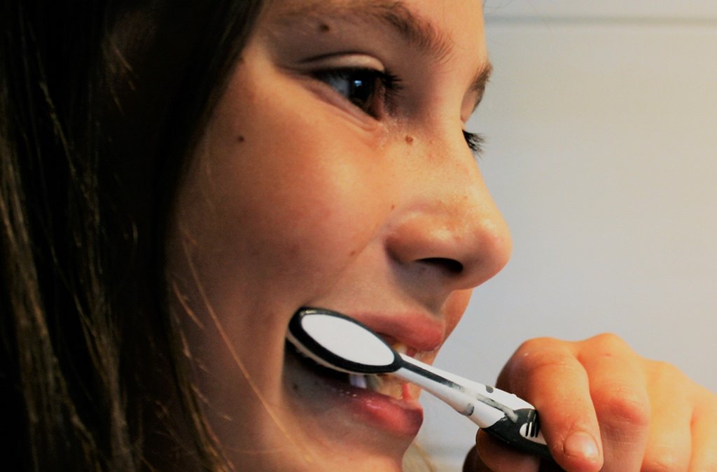 Richtiges Zähneputzen sollte Kindern frühzeitig zur Gewohnheit werden. Foto: Jenny Friedrichs (colluser) / Pixabay (CC0 1.0)