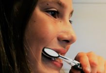 Richtiges Zähneputzen sollte Kindern frühzeitig zur Gewohnheit werden. Foto: Jenny Friedrichs (colluser) / Pixabay (CC0 1.0)