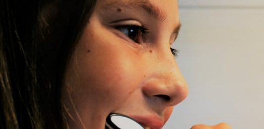 Richtiges Zähneputzen sollte Kindern frühzeitig zur Gewohnheit werden. Foto: Jenny Friedrichs (colluser) / Pixabay (CC0 1.0)