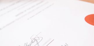 Unterschriften auf einem ansonsten wegen Unschärfe unlesbarem Zertifikat.