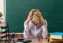 gestresste junge Lehrerin