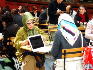 Türkischstämmige Bürger denken über Bildung nicht viel anders als deutschstämmige.  Foto: chrisschuepp / Flickr (CC BY 2.0) 