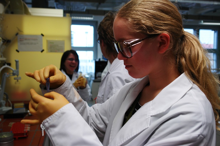 Teilnehmerin des Projektes in einem Fraunhofer-Labor. Foto: CyberMentor