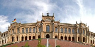 Auch im bayerischen Landtag tobt der Streit um die Schulstrukturen. Die Grünen fordern das Ende des dreigliedrigen Schulsystems - die CSU kämpftunverdrossen für dessen Erhalt. Foto: digital cat / Flickr (CC BY