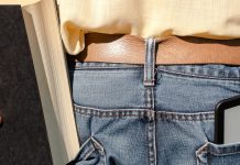 NRW experimentiert mit digitalen Schulbüchern. Welche Kosten auf die Schulen zukommen ist noch unklar. Foto: Myriams-Fotos / Pixabay (CC0 1.0)