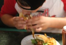 Trotz des Salatblatts: Fast food hat meist eine geringe Nährstoffdichte. Foto: John R. Perry / Pixabay (CC0 1.0)